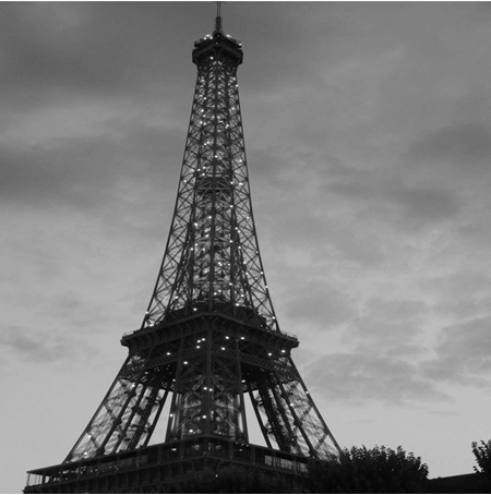 Picture of the Eiffel Tower in grayscale